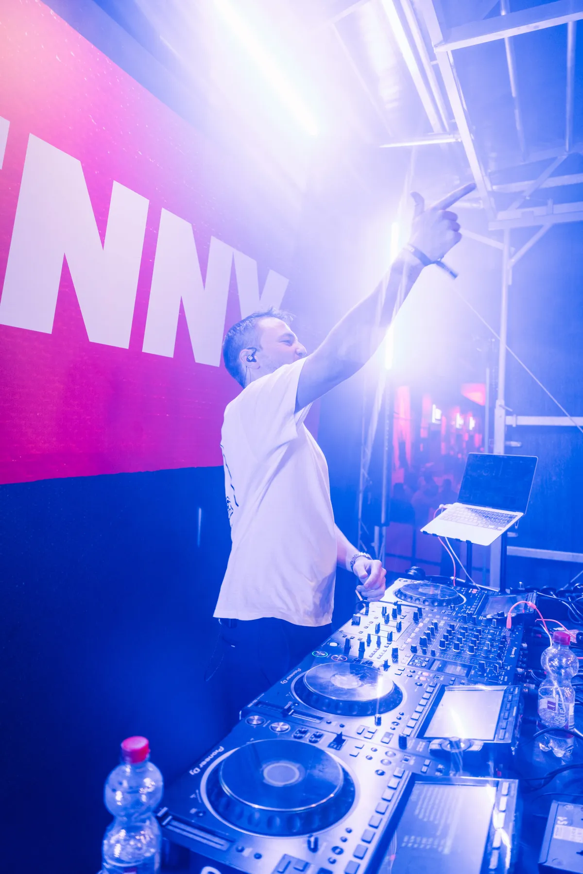 Deejay Plus beim Festival mit Musik, Publikum und guter Stimmung.